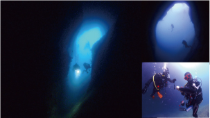 二人のダイバーがライトをもって洞窟に入る、出口からは青色の光が漏れる